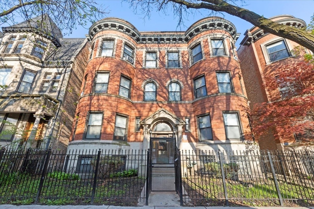 5020 S Blackstone Avenue - Photo 0