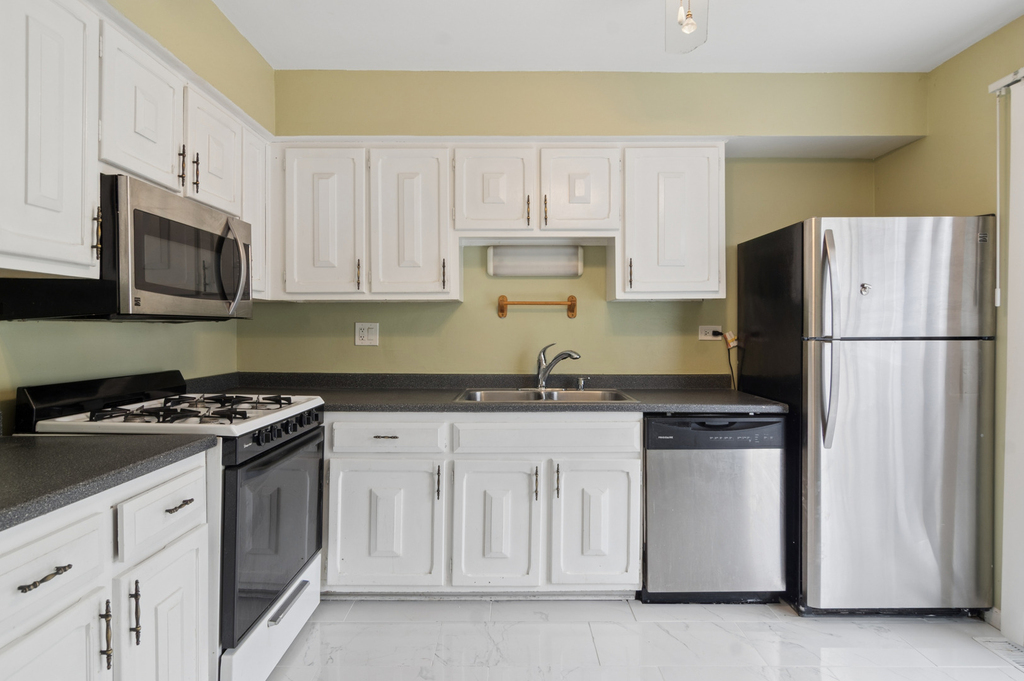 3062 Kingston Court - Photo 3