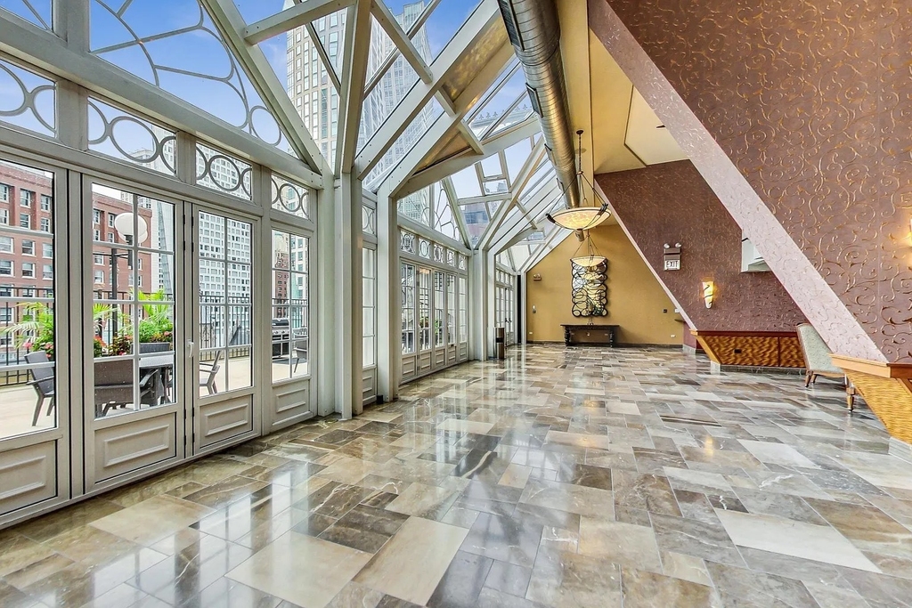 111 E Chestnut Street - Photo 32