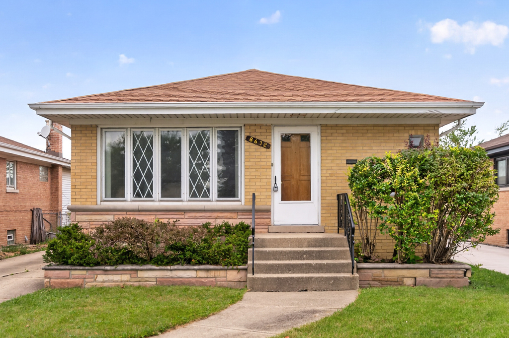 8632 W Ainslie Street - Photo 1