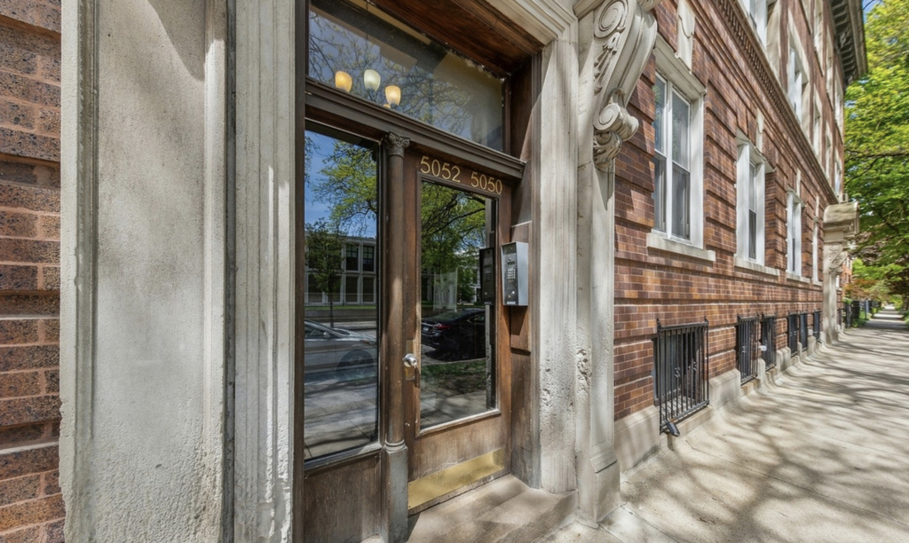5050 S Blackstone Avenue - Photo 0