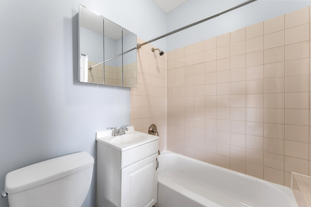 7451 N Greenview Avenue - Photo 8
