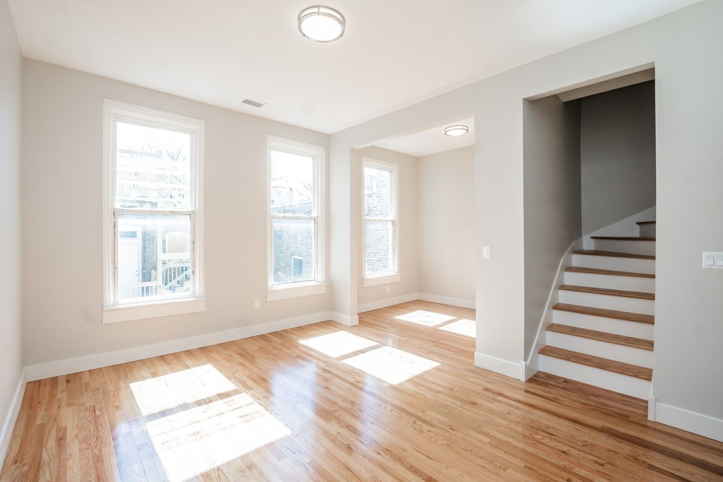 2112 W Roscoe Street - Photo 2