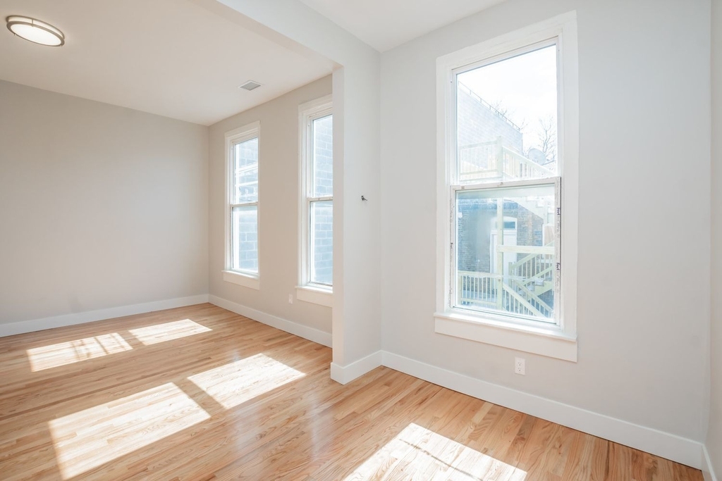 2112 W Roscoe Street - Photo 3