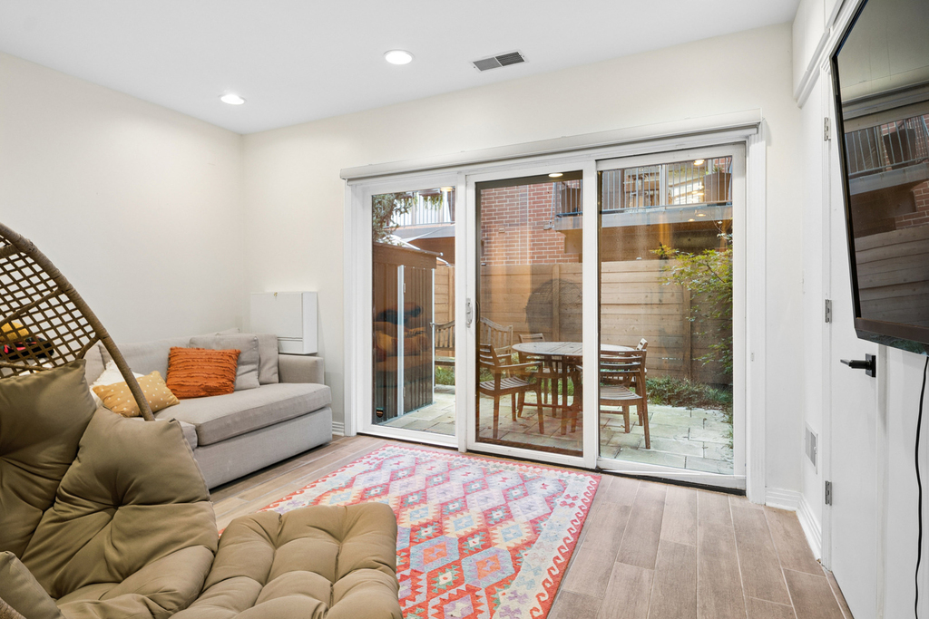 310 N Clinton Street - Photo 2