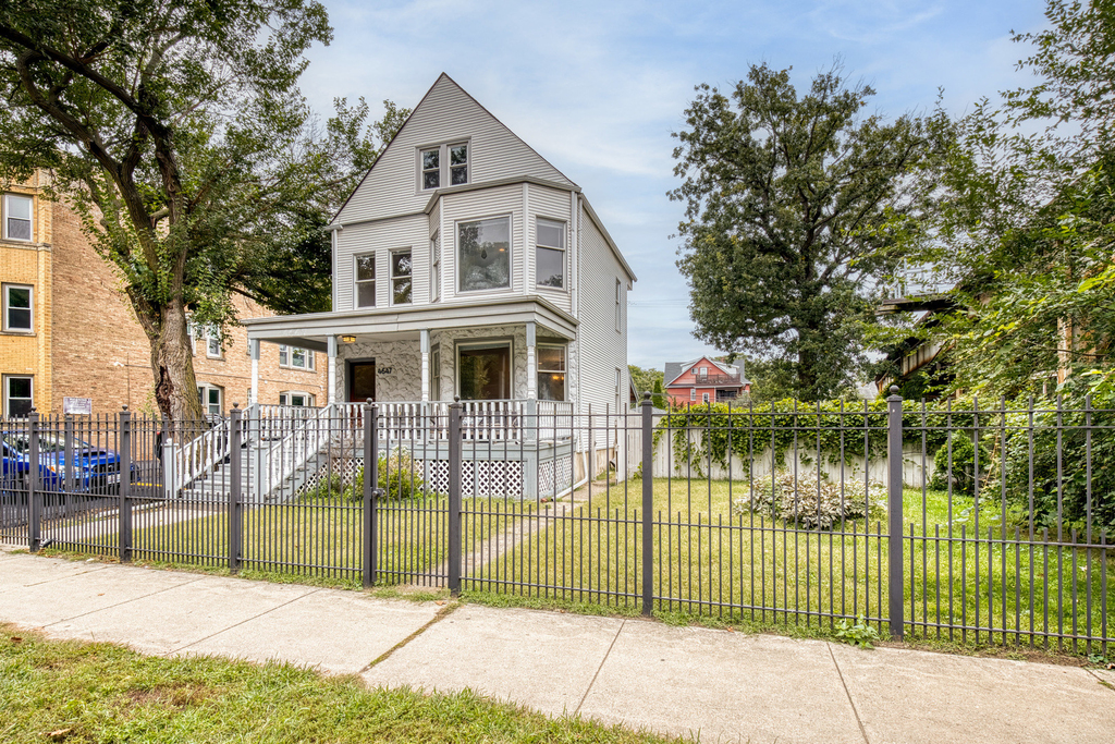 4647 N Winchester Avenue - Photo 0