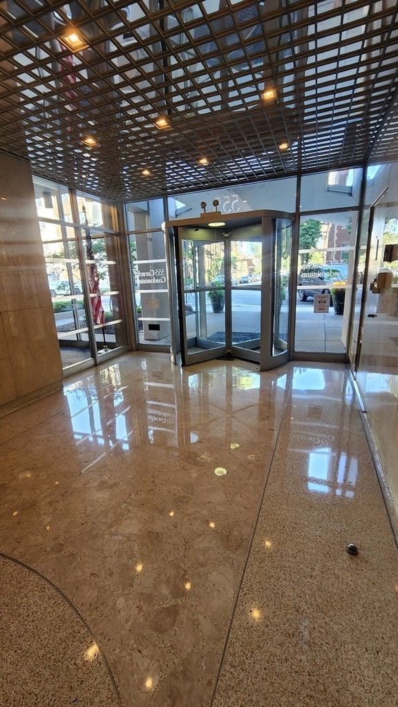 555 W Cornelia Avenue - Photo 4