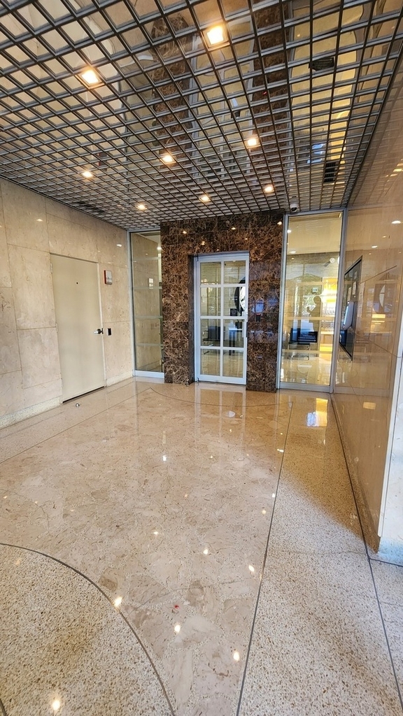 555 W Cornelia Avenue - Photo 3