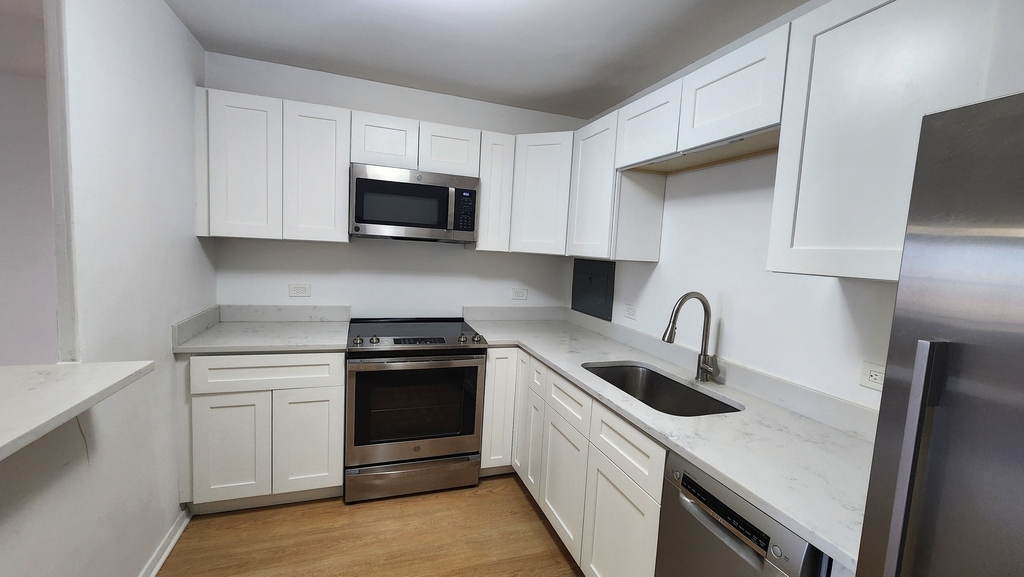 555 W Cornelia Avenue - Photo 13