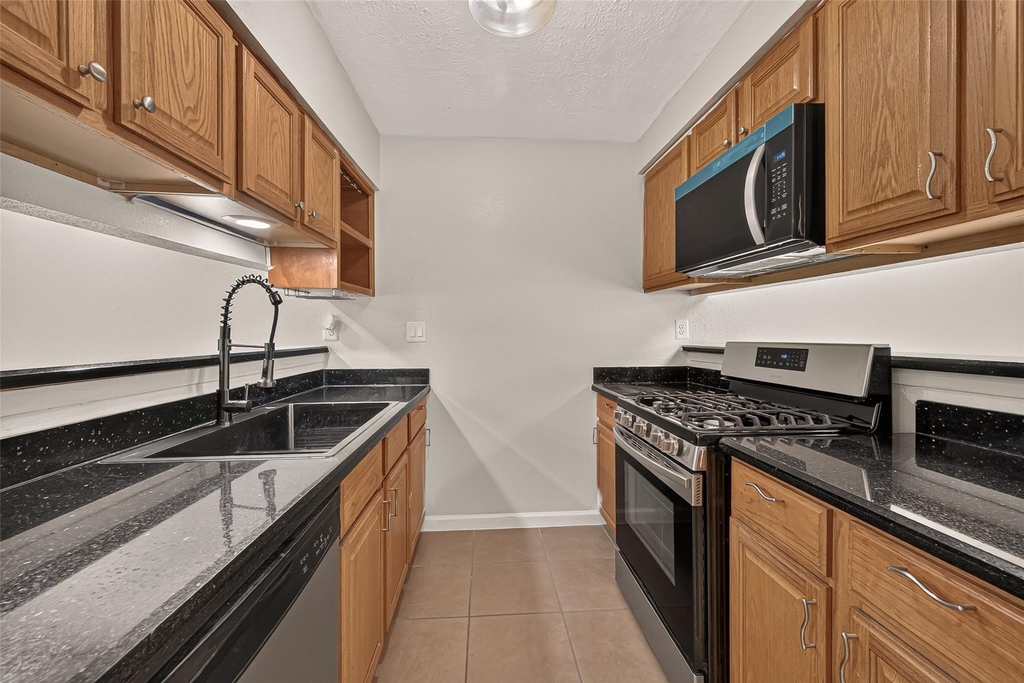 7402 Londres Drive - Photo 9