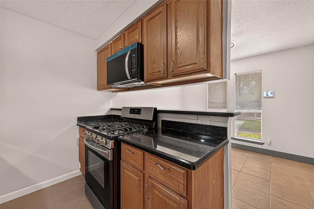 7402 Londres Drive - Photo 8