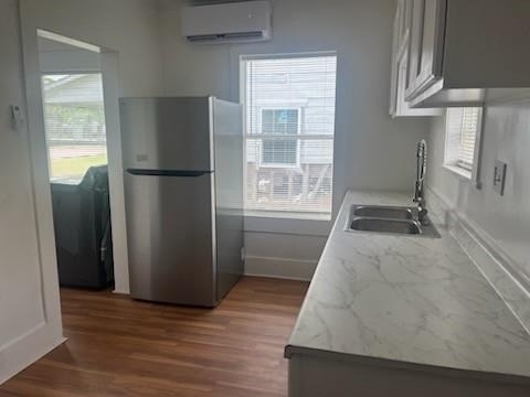 718 W 4th Street - Photo 1