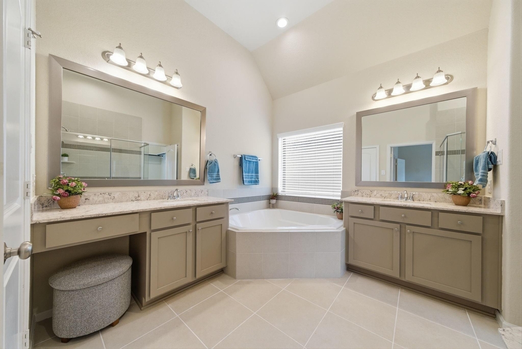 10616 Centre Shadows Drive - Photo 17