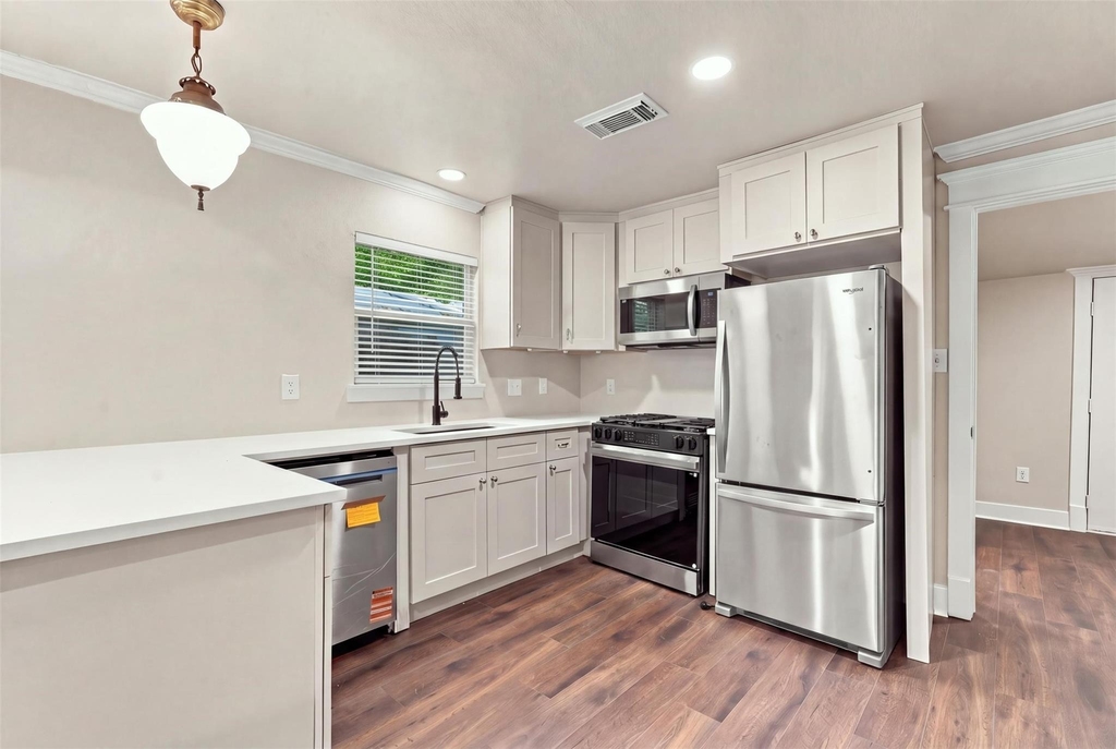 1204 Cordell Street - Photo 2