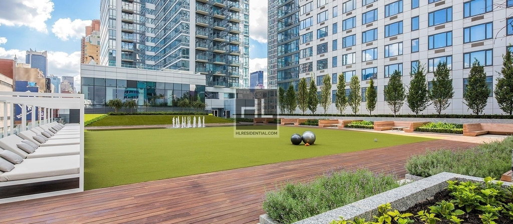 West 42 Street - Photo 4
