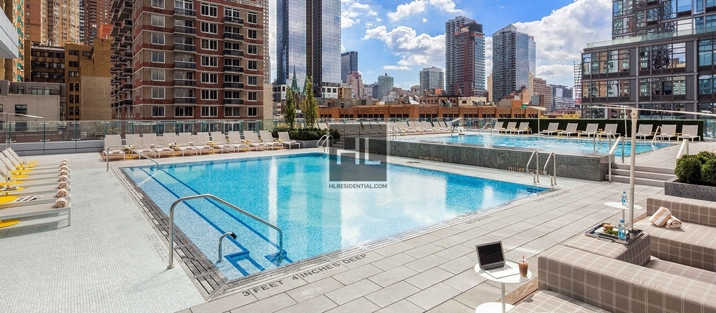 West 42 Street - Photo 6