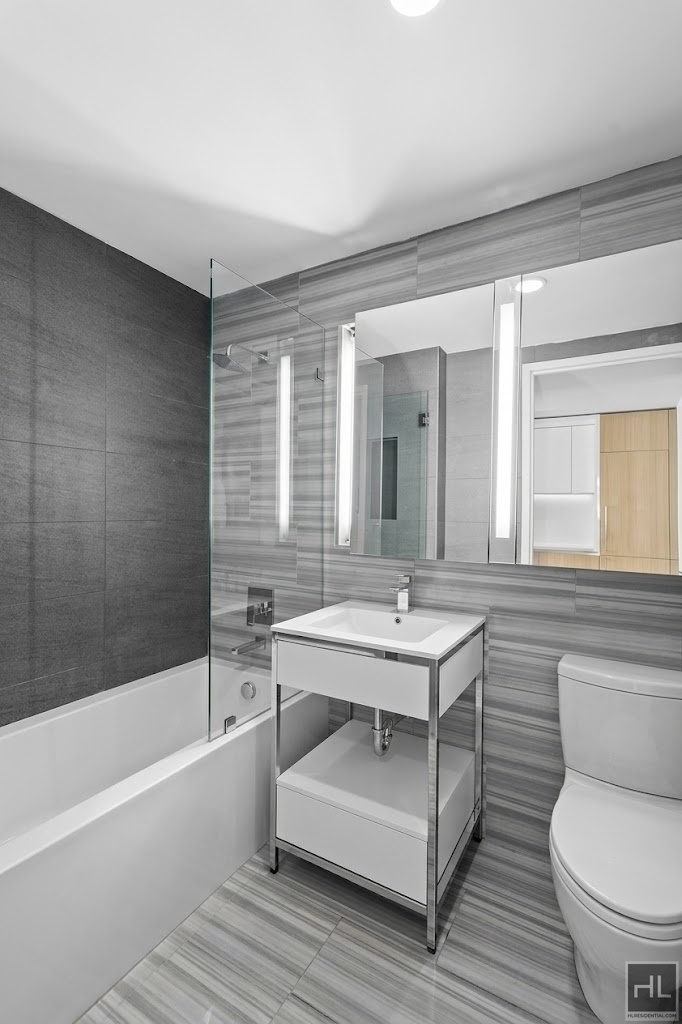 West 42 Street - Photo 2
