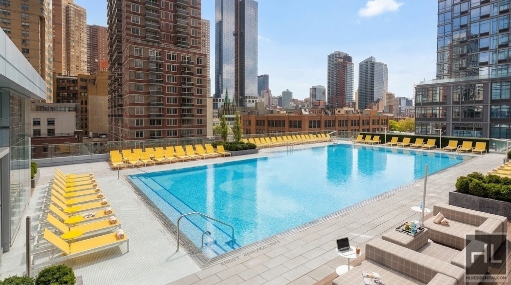 West 42 Street - Photo 3
