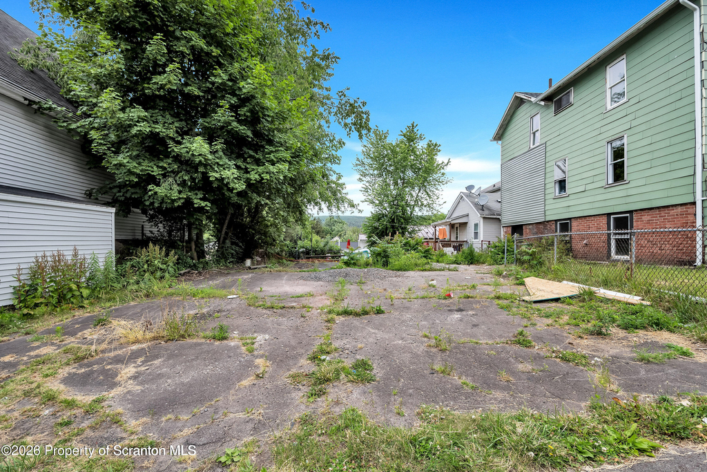 127 1/2 N Garfield Avenue - Photo 2