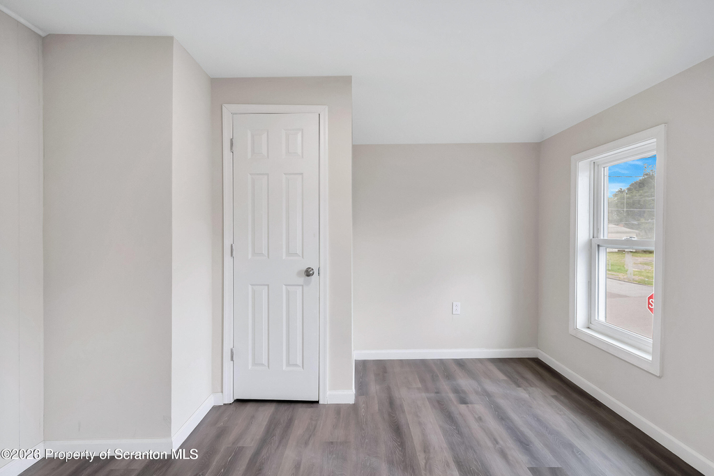 127 1/2 N Garfield Avenue - Photo 5