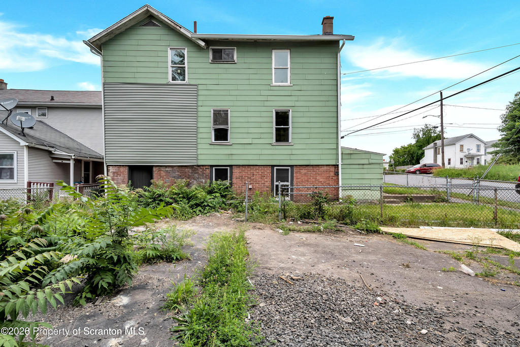127 1/2 N Garfield Avenue - Photo 1