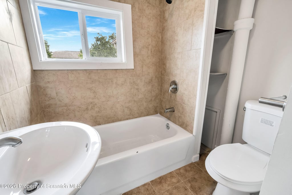 127 1/2 N Garfield Avenue - Photo 10