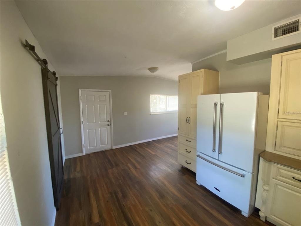 615 Danvers Street - Photo 5