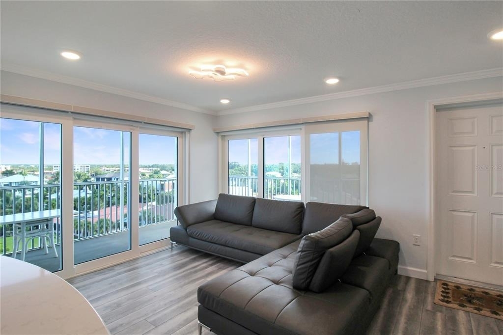 633 Alhambra Road - Photo 8