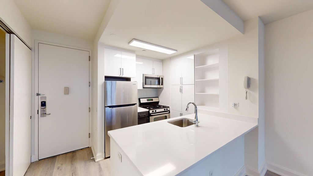 10 Hanover Square - Photo 1