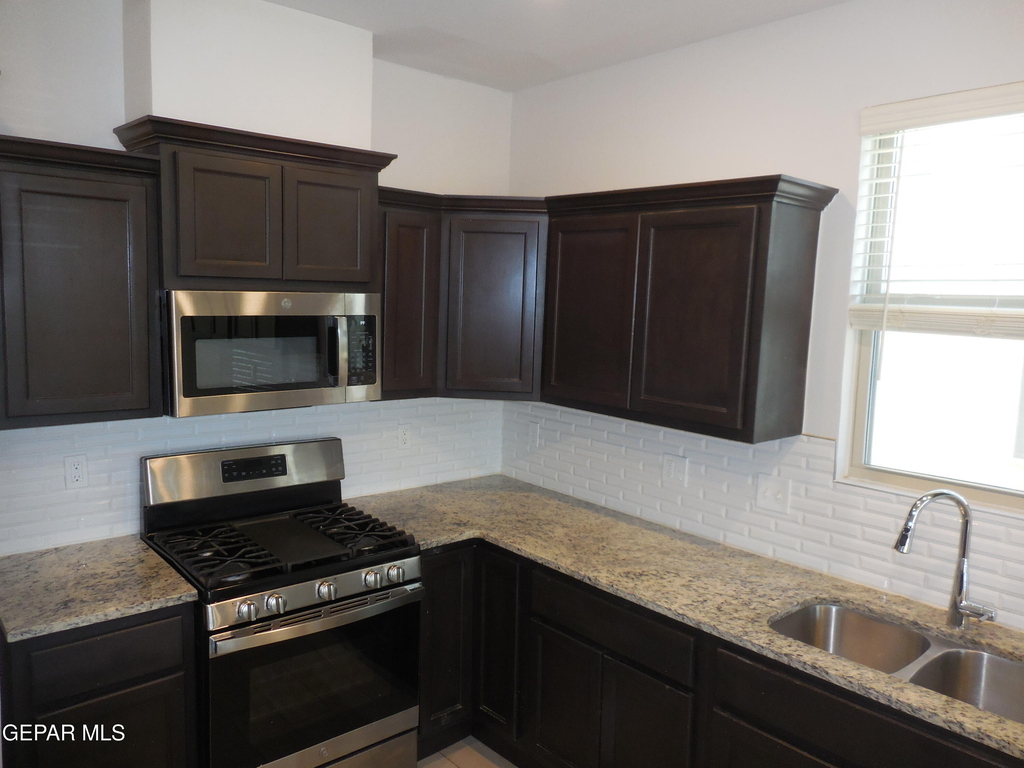 12656 Fair Oaks Court - Photo 4