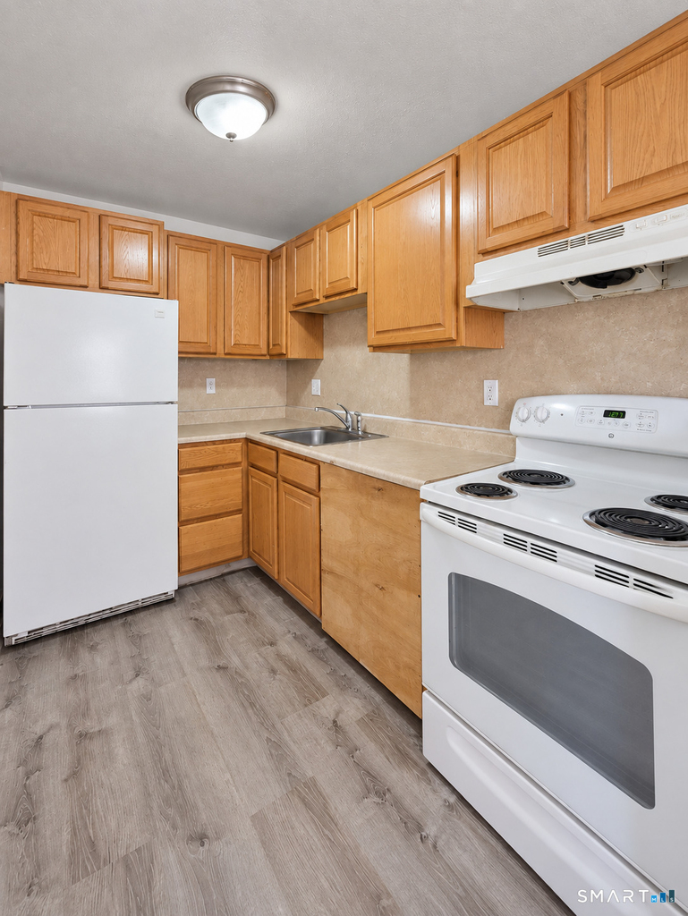 241 Laurel Street - Photo 4