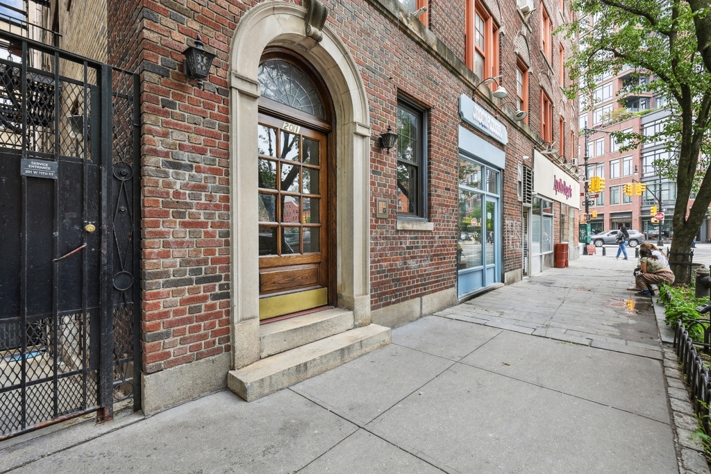 West 11th Street - Photo 8