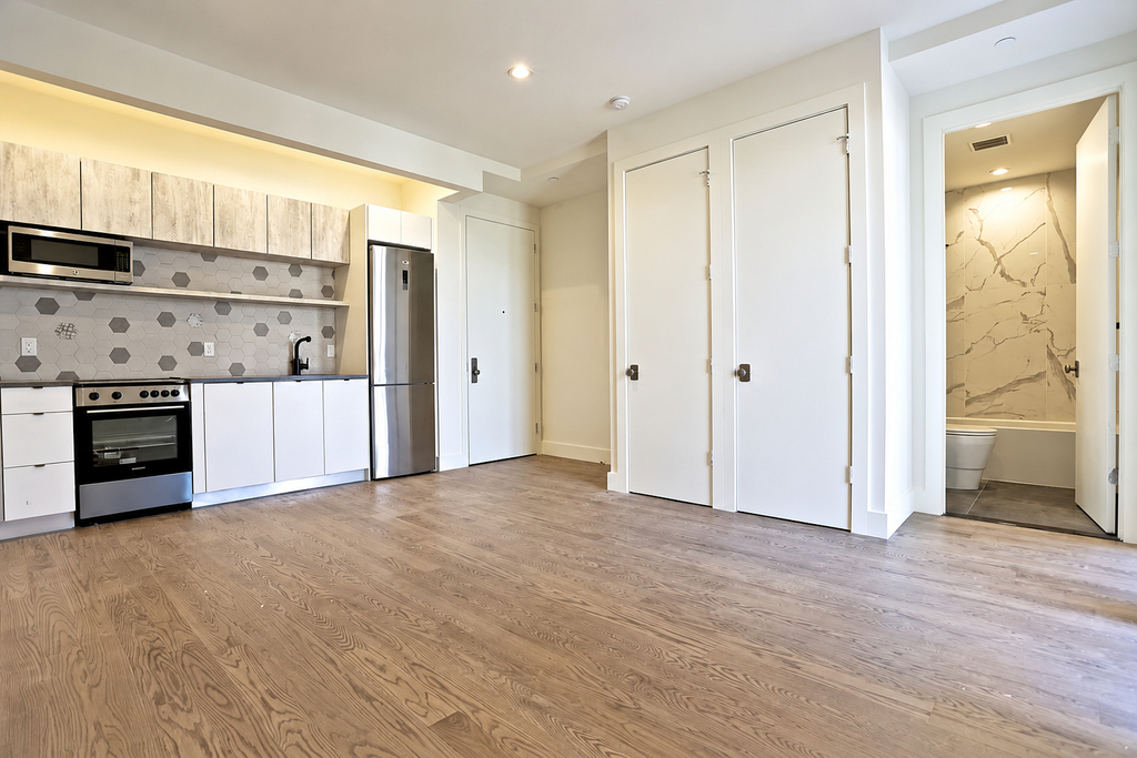1513 Gates Avenue - Photo 1