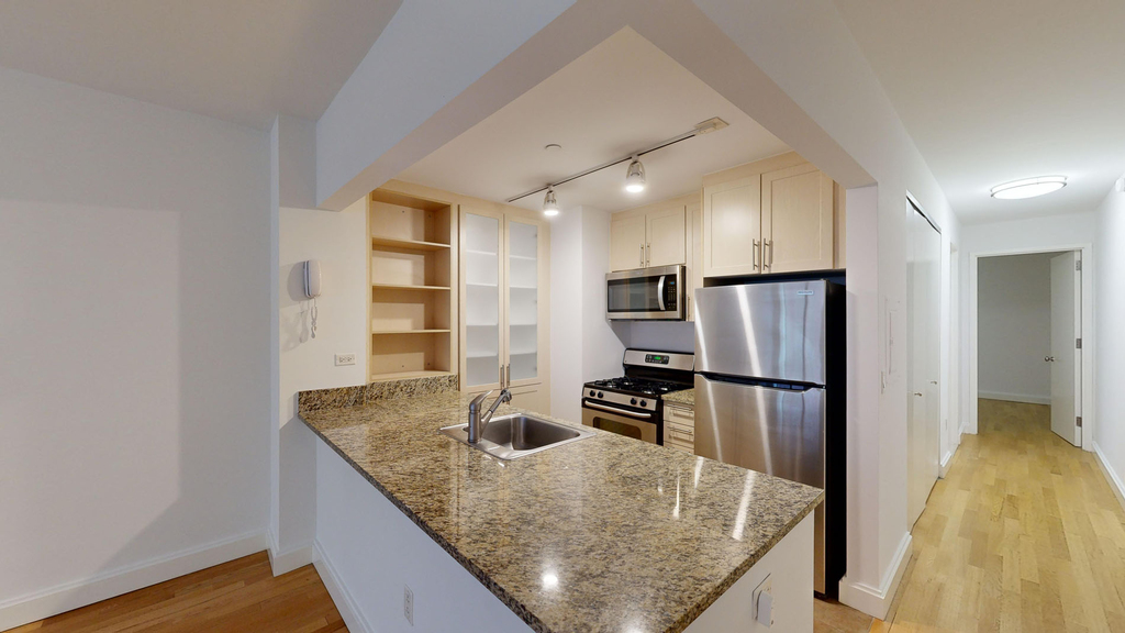 10 Hanover Square - Photo 1