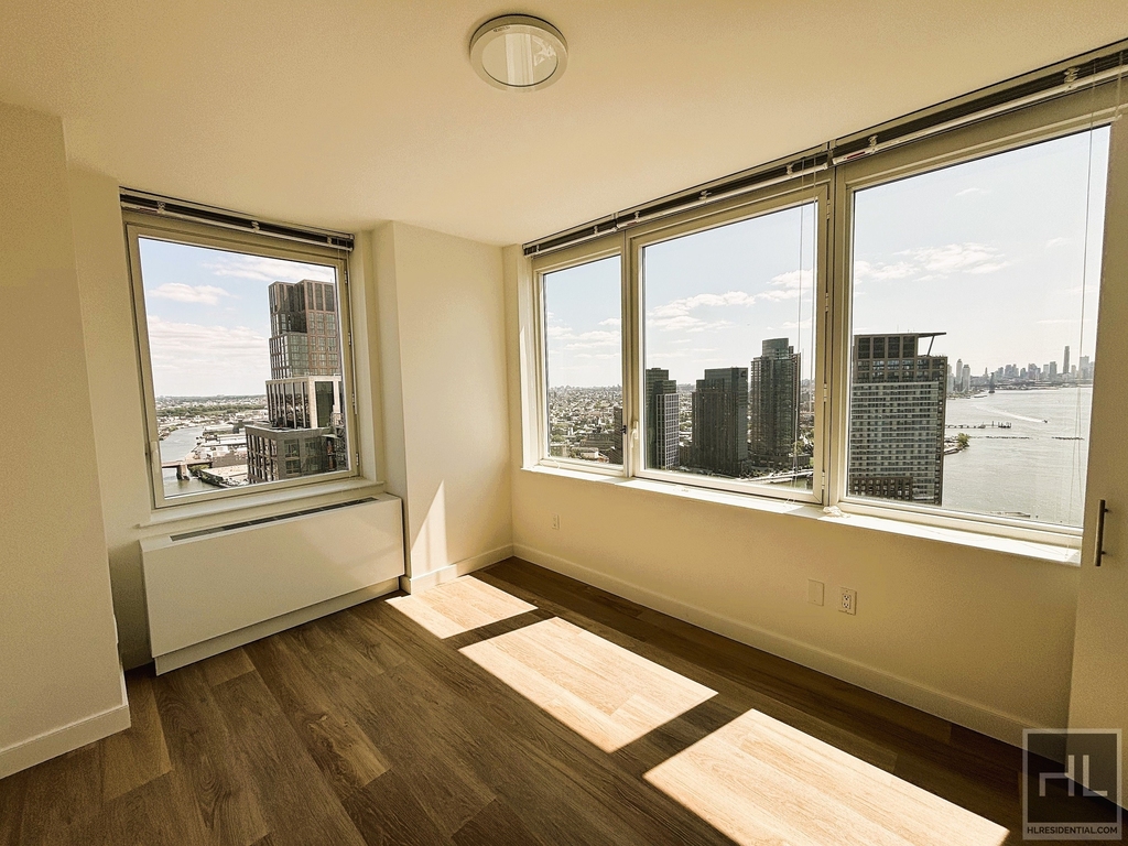 Center Boulevard - Photo 1