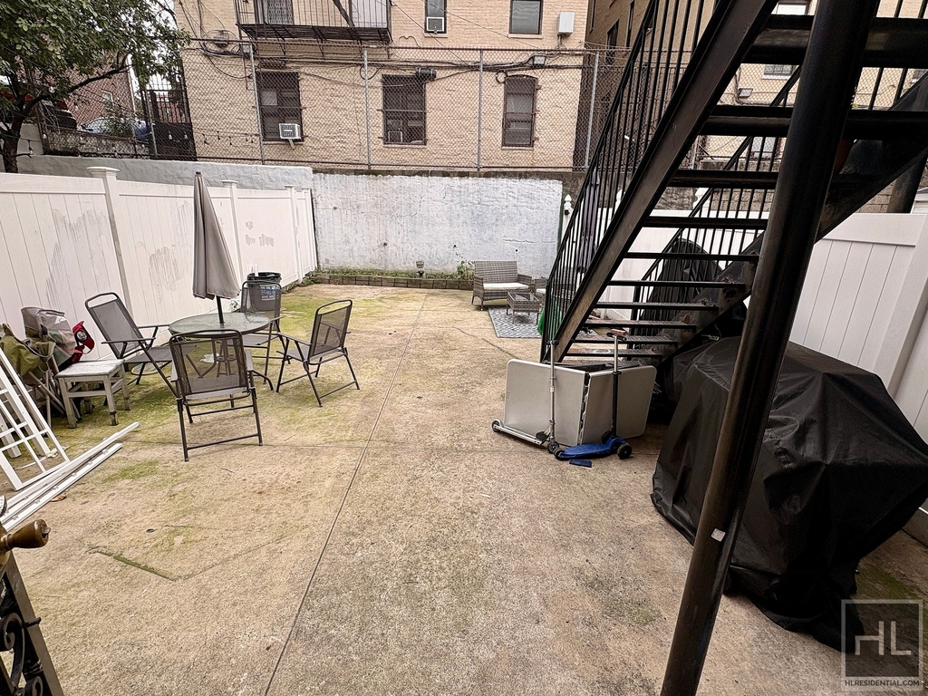 East 140 Street - Photo 5