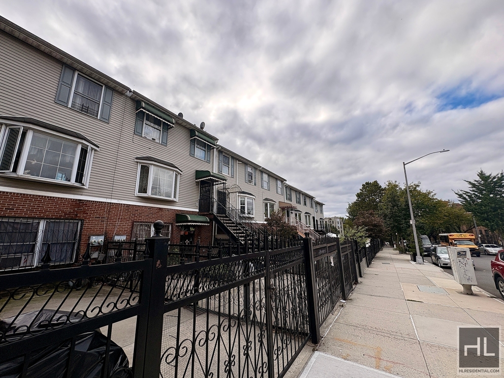 East 140 Street - Photo 3