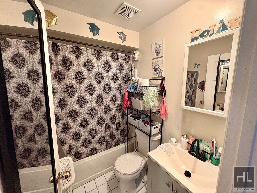 East 140 Street - Photo 2