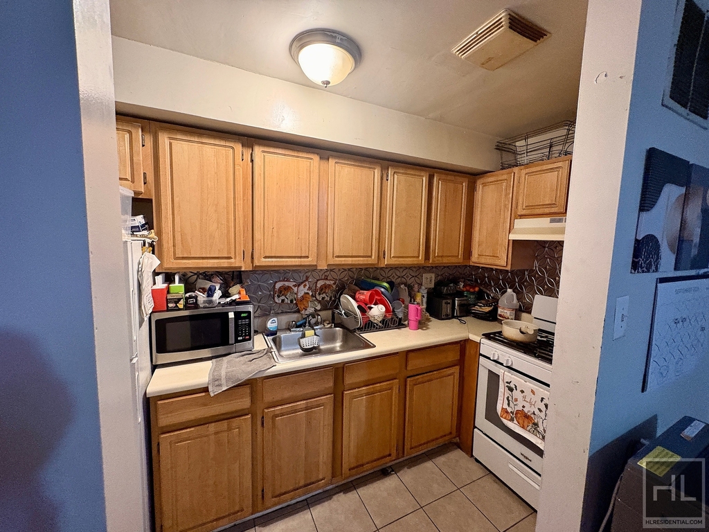 East 140 Street - Photo 4