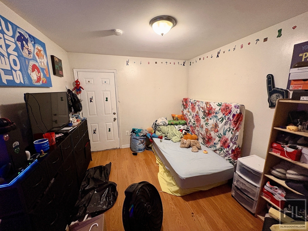 East 140 Street - Photo 1