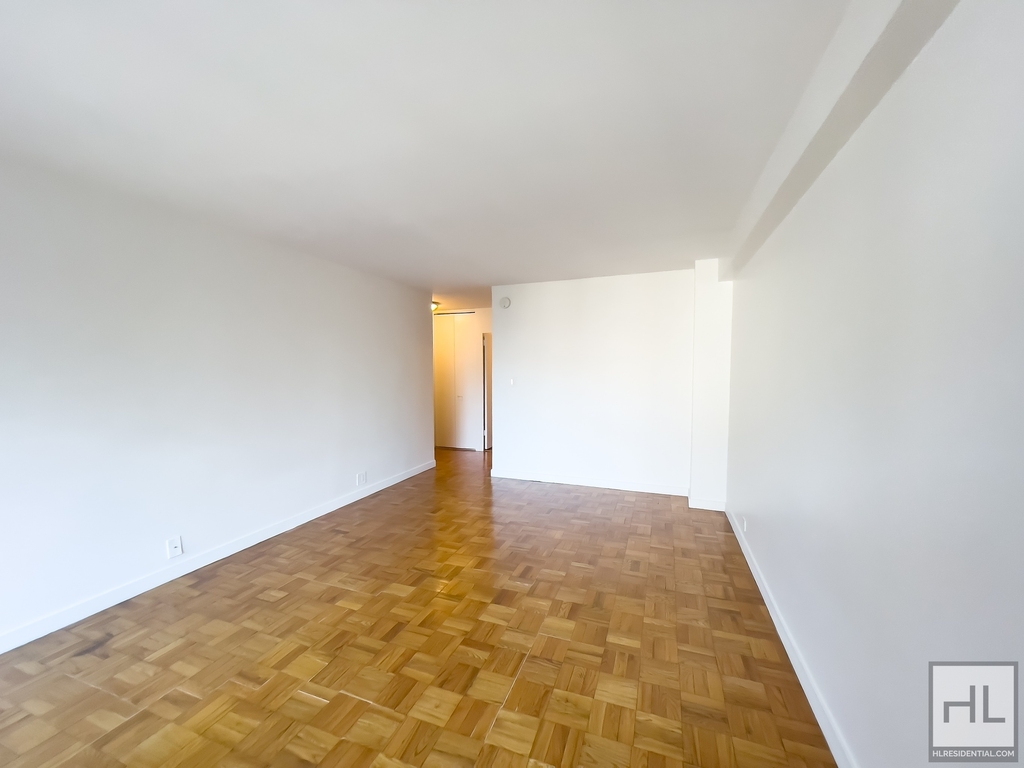 Fourth Avenue - Photo 1