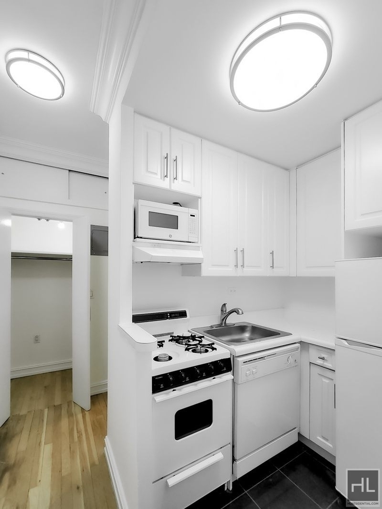 East 46 Street - Photo 1