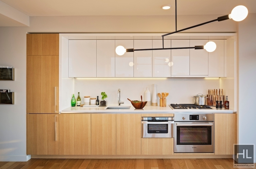 West 42 Street - Photo 2