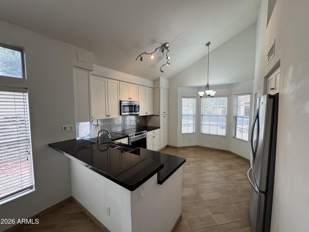 16810 S 13th Place - Photo 2