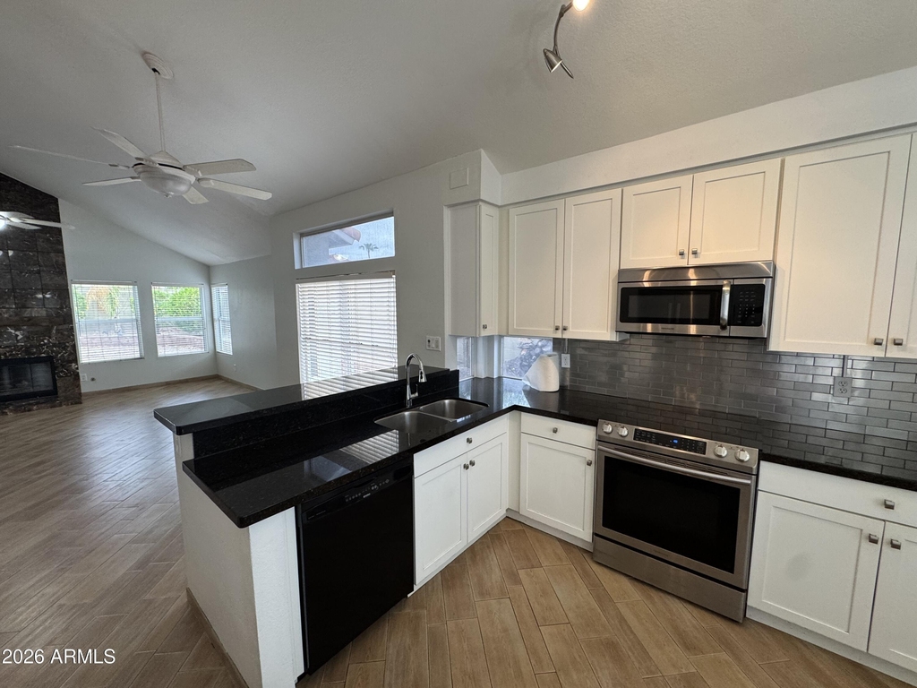 16810 S 13th Place - Photo 4