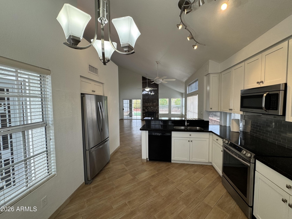 16810 S 13th Place - Photo 3