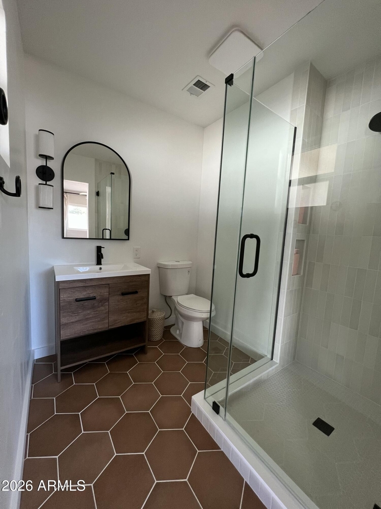 1114 W 10th Street - Photo 5