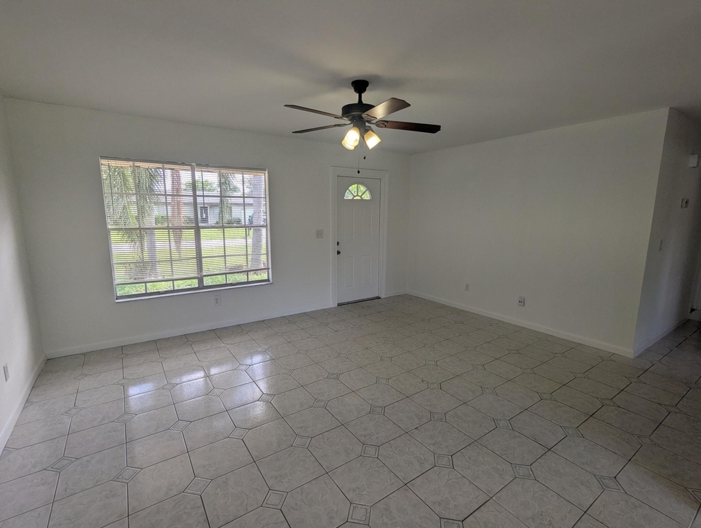 374 Sw Eastport Circle - Photo 2