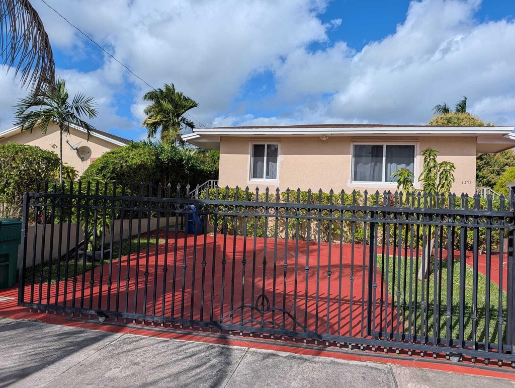 1571 Ne 109th Street - Photo 0
