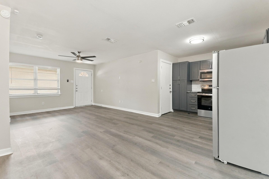 2420 Bamboo Street - Photo 2